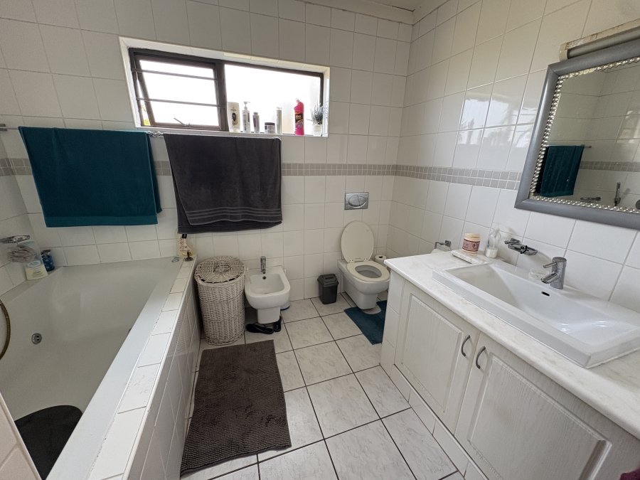 4 Bedroom Property for Sale in Beacon Bay Eastern Cape